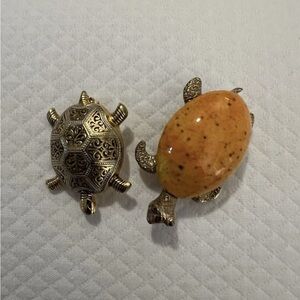 💚Vintage Damascene Turtle Brooch Set in Silver and Orange🩷